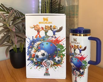 Vaso térmico Stanley de 1,2 litros (40 oz): Diseño de la mascota de la Copa Mundial de Fútbol 2026, taza de viaje con aislamiento térmico.