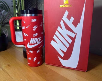 Vaso térmico rojo de 1,2 litros (40 oz) con asa, inspirado en Nike, ideal como regalo para aficionados al deporte.