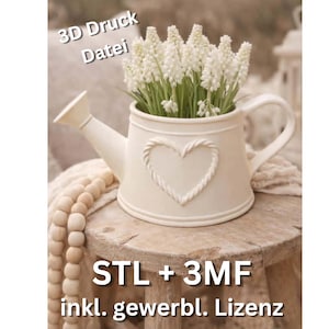 Könnte beinhalten: Eine cremefarbene Gießkanne-förmige Pflanzschale mit Herzdesign, gefüllt mit weißen Blumen. Der Pflanztopf steht auf einer Holzoberfläche, mit einer Kette aus Holzperlen und dem Text "3D Druck Datei".