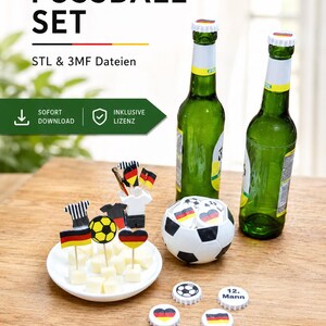 Op de afbeelding: Een voetbalthema set met twee groene bierflessen, een voetbal en diverse decoratieve items. De set bevat miniatuurvlaggen, voetbalvormige toppers en flesdoppen met voetbal- en Duitse vlagontwerpen. De tekst "FUSSBALL SET" is zichtbaar.