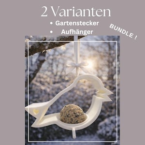 Peut inclure: Un nichoir blanc en forme d'oiseau contenant une boule de graines, suspendu par un ruban blanc noué en nœud. L'arrière-plan montre une scène enneigée et ensoleillée. Le texte sur l'image indique "2 Variants" et "BUNDLE!"