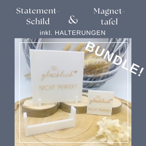 Peut inclure: Un ensemble de panneaux en acrylique blanc, dont un grand avec le texte "SEI glacklich NICHT PERFEKT" en lettres dorées. Les panneaux sont présentés sur des tranches de bois avec un support blanc et une étiquette "BUNDLE!"