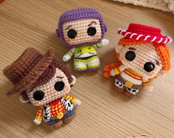 Portachiavi all'uncinetto "Storia dei giocattoli", portachiavi amigurumi con cowboy astronauta e cowgirl, ciondolo per borsa fatto a mano ispirato al film, regalo carino per gli appassionati di giocattoli