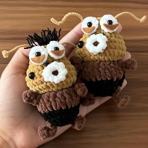 Puede incluir: Una taza de cerámica blanca con un asa negra y el texto "But First, Coffee" en un estilo manuscrito. La taza está sobre una superficie blanca. La taza mide aproximadamente 10 cm de alto.