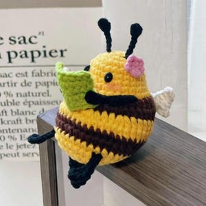 Peluche ape che legge fatto a mano all'uncinetto, simpatica ape amigurumi con libro, bambola kawaii all'uncinetto, mini peluche ape, regalo accogliente per gli amanti dei libri