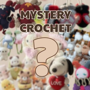 Puede incluir: Una colección de artículos de ganchillo hechos a mano y coloridos, que incluyen animales y figuras, con el texto "MYSTERY CROCHET" y un gran signo de interrogación. Los artículos son de varios colores y estilos, lo que sugiere un elemento sorpresa.