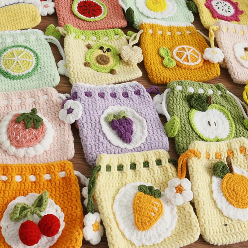K&ouml;nnte beinhalten: Eine Sammlung farbenfroher, geh&auml;kelter Beutel mit Kordelzug, die jeweils mit einem anderen Fruchtdesign verziert sind. Die Beutel weisen detaillierte H&auml;kelarbeiten auf, mit Designs wie Erdbeere, Avocado, Orangenscheibe und Trauben. Die Beutel sind in verschiedenen Farben erh&auml;ltlich, darunter Rosa, Gr&uuml;n und Gelb.