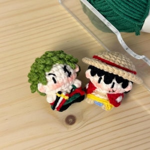 Colgante para teléfono de pirata inspirado en el anime de ganchillo, llavero de muñeco amigurumi lindo, peluche chibi de manga kawaii, juguete de bolsillo de espadachín, regalo para fans geeks,