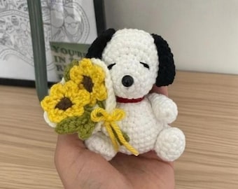 Crochet Snoopy hält Blumenstrauß Puppe, Amigurumi Snoopy Geschenk, handgemachter niedlicher Erdnuss-Hund-Plüsch-Schlüsselanhänger, Geschenk für sie