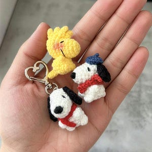 Mini gehaakte Snoopy en Woodstock-sleutelhangers, handgemaakte tashangers amigurumi, schattige knuffeldier knuffels, gehaakte telefoonbedel