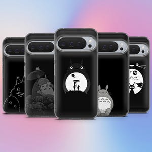 以下が含まれることがあります： 黒いハンドルと「But First, Coffee」のテキストが黒い太字で書かれた白いセラミックマグ。マグは木製の表面に置かれています。マグの高さは約10cmです。