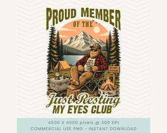 Pode incluir: Um design ilustrado com um personagem Bigfoot relaxando em uma cena de acampamento. O Bigfoot está sentado em uma cadeira dobrável, segurando uma caneca que diz "Off Duty". O texto diz "Proud Member of the Just Resting My Eyes Club".