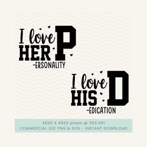 Puede incluir: Diseño digital en blanco y negro con los textos "I love HER -ERSONALITY" y "I love HIS -EDICATION". El diseño incluye pequeños corazones y está disponible como descarga instantánea PNG y SVG.