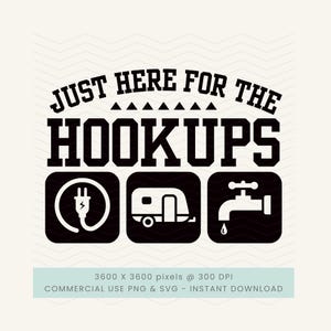 以下が含まれることがあります： 「JUST HERE FOR THE HOOKUPS」というテキストが入った白黒のグラフィックデザイン。テキストの下には、電気プラグ、キャンピングカー、水道の蛇口の3つの黒い正方形のアイコンがあります。
