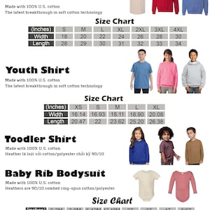 Puede incluir: Imagen de varios tipos de ropa: camisetas unisex, camisetas juveniles, camisetas para ni&ntilde;os peque&ntilde;os y bodies de canal&eacute; para beb&eacute;s. Se incluyen tablas de tallas en pulgadas, con medidas de ancho y largo.