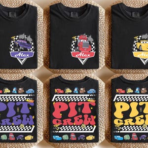 Op de afbeelding: Zes zwarte t-shirts met Disney Pixar Cars afbeeldingen. De bovenste rij toont individuele karakteremblemen met de naam Alex. De onderste rij toont een grote Pit Crew afbeelding met geblokte randen en meerdere karakterillustraties.