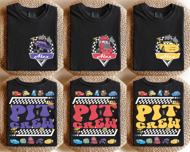 Op de afbeelding: Zes zwarte t-shirts met Disney Pixar Cars afbeeldingen. De bovenste rij toont individuele karakteremblemen met de naam Alex. De onderste rij toont een grote Pit Crew afbeelding met geblokte randen en meerdere karakterillustraties.