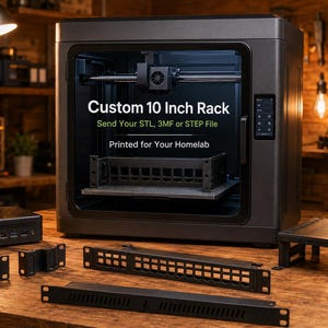 Puede incluir: Una impresora 3D negra con una puerta de cristal que muestra el texto Custom 10 Inch Rack, Send Your STL, 3MF or STEP File, Printed for Your Homelab. Varios componentes de rack de metal negro y un pequeño dispositivo de red sobre madera.