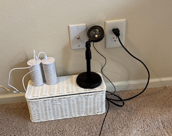 Caja organizadora de cables de ratán para ocultar cables y organizar regletas de enchufes.