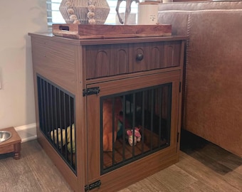 Mueble de madera para jaula de perro con cajón y mesa auxiliar con tapa abatible.