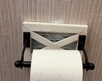 Portarrollos de papel higiénico estilo granja, de madera rústica y metal para montaje en pared en el baño.