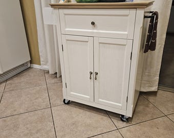 Carrito de cocina de madera con ruedas, armario y cajón de almacenamiento, especiero y toallero.
