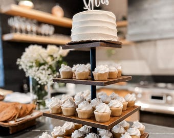 Soporte rústico de madera de 4 niveles para cupcakes, con capacidad para 50 cupcakes, ideal para bodas y cumpleaños.