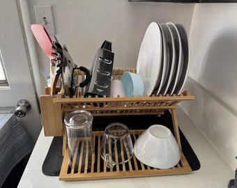 Escurridor de platos de madera de 3 niveles con soporte para utensilios y tapete plegable.