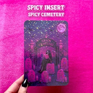 Peut inclure: Une carte rectangulaire représentant une scène nocturne violet foncé avec une pleine lune, des étoiles et des chauves-souris. Une silhouette encapuchonnée lit un livre sur une pierre tombale dans un cimetière aux grilles en fer. Le texte indique SPICY INSERT SPICY CEMETERY.