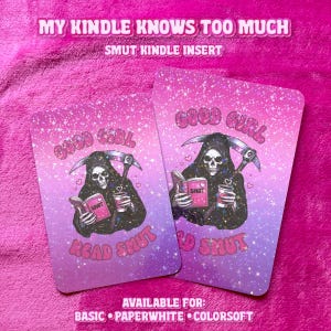 Peut inclure: Deux inserts Kindle roses et violets avec un design scintillant. Chaque insert présente une illustration de la Faucheuse tenant un livre et une tasse, avec le texte "GOOD GIRL" et "READ SMUT". Le texte "MY KINDLE KNOWS TOO MUCH" est en haut.