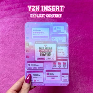 Può includere: Un adesivo rettangolare con un'interfaccia desktop per computer in stile Y2K nei toni del viola e del rosa. Il design include diverse finestre pop-up con testo come THIS KINDLE CONTAINS EXPLICIT CONTENT, Reading Shut e Hot boys in books.