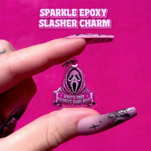 Glitter Epoxy Slasher Berlock | Kindle Dammplugg | Thriller Bokläsartillbehör | Läskig Bokpresent | Rosa BookTok Berlock