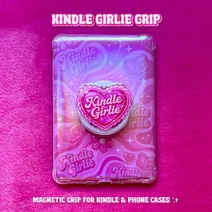 Op de afbeelding: Een rechthoekige Kindle-hoes met een golvende roze en paarse achtergrond met de tekst Kindle Girlie, open boekiconen en hartjes. Een hartvormige grip met de tekst Kindle Girlie is in het midden van de hoes bevestigd.