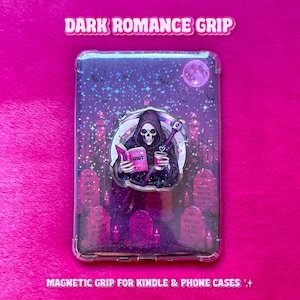 Peut inclure: Un support de téléphone rectangulaire représentant une faucheuse vêtue d'une cape à capuche, tenant un livre intitulé SMUT et une tasse. L'arrière-plan montre un ciel nocturne violet foncé avec des étoiles, une pleine lune et des pierres tombales roses.