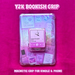 Könnte beinhalten: Ein rechteckiger Haltegriff für Telefone und E-Reader mit einem Y2K-inspirierten Collage-Design in Rosa- und Violetttönen. Die Oberfläche zeigt Illustrationen eines Klapphandys, einer Musik-Player-Oberfläche, einer CD sowie handschriftliche Notizen.