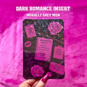 Peut inclure: Une carte rectangulaire au fond noir ornée de roses roses, d'étoiles et de barbelés. Le texte inclut "Book Boyfriend Checklist", "Morally Grey", "Touch Her And Die", "Obsessed With Me", "Red Flag", "Would Burn The World" et "Fictional Men Only".