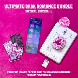 Peut inclure: Un ensemble Ultimate Dark Romance Bundle Medical Edition comprenant une coque de téléphone transparente avec un insert sur le thème médical, un support de téléphone cœur et poignard, un marque-page médical, cinq autocollants et une breloque.