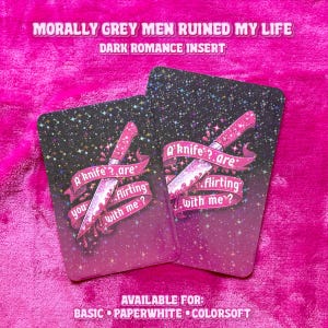 Könnte beinhalten: Zwei Karten mit einem rosa-schwarzen Farbverlauf, die eine rosa Messer-Grafik mit dem Text "A knife? are you flirting with me?" und dem Text "MORALLY GREY MEN RUINED MY LIFE" zeigen. Die Karten liegen auf einer rosa Samtoberfläche.