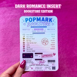 Può includere: Un adesivo rettangolare progettato come una ricevuta della libreria Popmark con testo blu e viola su sfondo bianco. Elenca articoli come Deluxe Edition, Spicy Romance e Therapy, con un timbro rosso Best Seller e lo stato Approved.