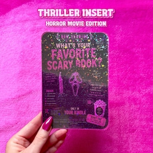 Peut inclure: Un insert rectangulaire noir à paillettes holographiques avec le texte "What's Your Favorite Scary Book?" et une icône de masque de fantôme. Il comprend un graphique de couteau, un seau de pop-corn et le texte "Only in your Kindle" avec "18+".