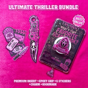 Könnte beinhalten: Ein Ultimate Thriller Bundle bestehend aus einer Kindle-Hülle mit dem Aufdruck What's Your Favorite Scary Book, einem Ghostface-Handygriff, einem messerförmigen Lesezeichen und fünf Aufklebern, darunter ein Popcorn-Eimer und Kinotickets.