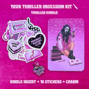 Peut inclure: Un kit d'obsession thriller comprenant une impression rectangulaire d'une silhouette masquée tenant un couteau, dix autocollants avec des graphismes d'horreur et du texte comme Midnight Readers Club, et une breloque True Crime Girlie.