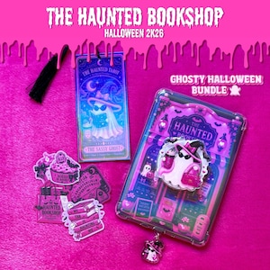 Op de afbeelding: Een Ghosty Halloween-bundel met een rechthoekige boekenhoes met een Haunted Bookshop-print, een bladwijzer getiteld The Haunted Tarot en diverse stickers, waaronder een cupcake, een tas en een stapel boeken met de tekst My TBR Is Haunting Me.
