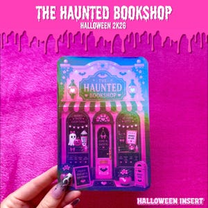 Peut inclure: Un autocollant holographique rectangulaire représentant une devanture de magasin intitulée The Haunted Bookshop. Le design comprend un fantôme, une citrouille, un chat noir et des panneaux indiquant Books Over Everything, Love At First Spite et Come In Ghostie.