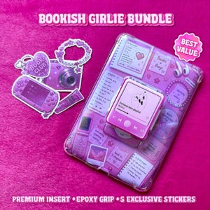 Op de afbeelding: Een paars thema-pakket met een doorzichtige tablethoes met decoratieve inleg, een bijpassende telefoongrip en vijf stickers. De inleg toont diverse afbeeldingen, waaronder een muziekspeler-interface, checklists en teksten zoals "Books > Boys" en "Fictional men playlist".
