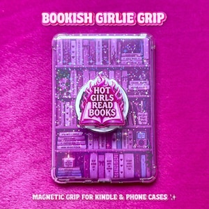 Può includere: Un'impugnatura magnetica rettangolare per custodie di telefoni o e-reader con un design a libreria viola e vari titoli di libri. Al centro, un emblema bianco e rosa a forma di fiamma riporta il testo HOT GIRLS READ BOOKS. Il testo BOOKISH GIRLIE GRIP appare sopra e MAGNETIC GRIP FOR KINDLE & PHONE CASES sotto.