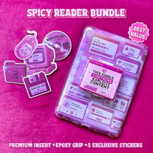 Può includere: Uno Spicy Reader Bundle che include una custodia trasparente per tablet con inserto grafico rosa, un supporto estraibile abbinato e cinque adesivi. I design presentano interfacce computer retrò, tonalità rosa e il testo This Kindle Contains Explicit Content.