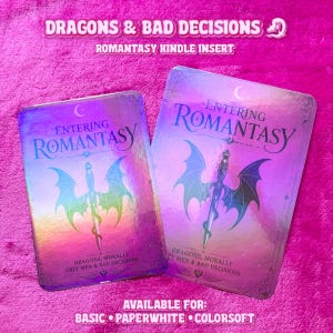 Peut inclure: Deux inserts holographiques rectangulaires pour liseuse Kindle avec un poignard central ailé. Le texte indique Entering Romantasy, Dragons, Morally Grey Men & Bad Decisions. Le fond présente un dégradé de violet, rose et bleu.