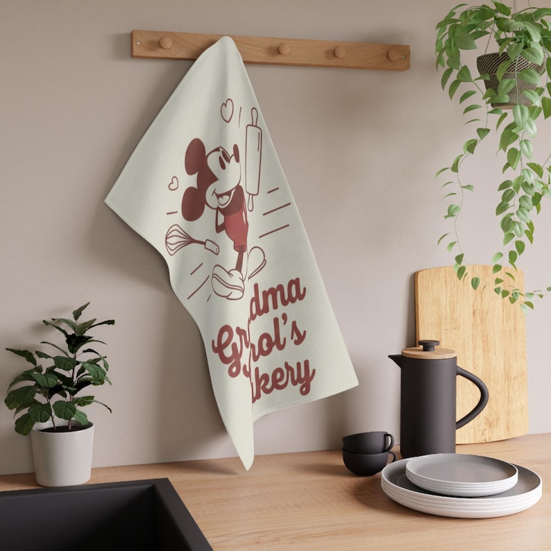 Toalla de cocina de Mickey Mouse para la abuela, decoración de cocina personalizada de Disney, toalla de cocina de Mickey para hornear, regalo personalizado de Disney para la abuela imagen 1