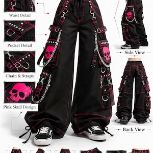 Peut inclure: Pantalon cargo noir avec coutures rouges et motifs de crânes roses. Comprend plusieurs poches, chaînes et sangles. Le pantalon a une coupe large et est présenté sous plusieurs angles, dont les vues avant, latérale et arrière.